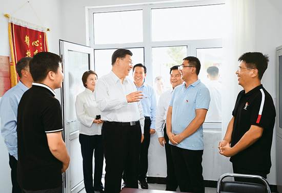 2019年7月15日至16日,中共中央总书记、国家主席、中央军委主席习近平在内蒙古考察并指导开展“不忘初心、牢记使命”主题教育。这是15日下午,习近平在赤峰市喀喇沁旗河南街道马鞍山村党群服务中心了解基层党建、民族团结和乡村振兴情况。 新华社记者 谢环驰/摄